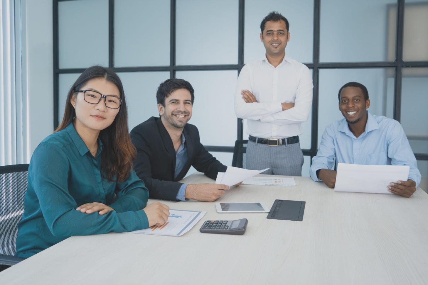 Équipe de consultants financiers analysant des données de risque lors d'une session de formation partenaire